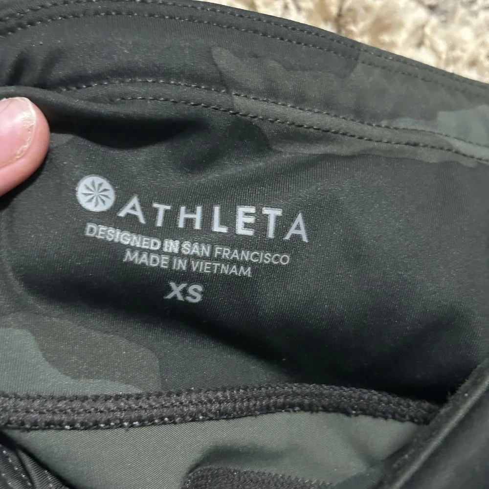 Athleta Green Camo‎ Contour Leggings Zip Phone Pockets 7/8 Sz XS